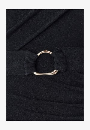 Tissu noir avec une subtile brillance, présentant une ceinture nouée et une boucle circulaire dorée soulignant le design.