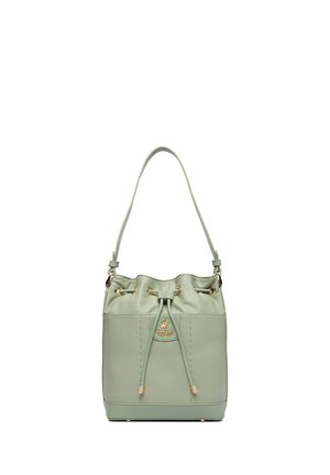 Lichtgroene leren bucketbag met schouderriem en trekkoordsluiting, met een klein gouden logo plaatje aan de voorkant.