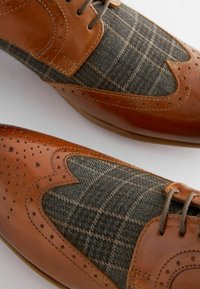 Next CHECK BROGUE REGULAR FIT - Derbies & Richelieus - tan brown