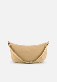 Sac à épaule beige en tissu texturé, présentant une forme courbe, une fermeture éclair et une bandoulière réglable.