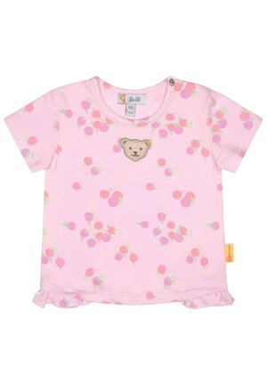 Różowa koszulka niemowlęca z krótkim rękawem, małym wzorem owoców, emblematem z twarzą misia na piersi, falbaną na dole i zatrzaskami na ramieniu.