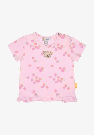 Chemise rose à manches courtes pour bébé avec petit motif fruité, emblème visage d’ours sur la poitrine, ourlet à volants et boutons-pression à l’épaule.