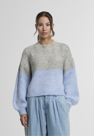 Strickpullover mit rundem Hals, der ein gradientfarbenes Design in Grau und Hellblau aufweist, eine strukturierte Stoffqualität und Ballonärmel hat.