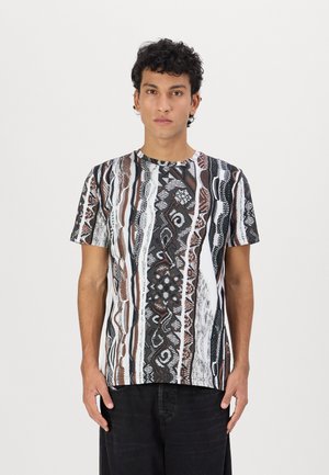 Tricou cu mânecă scurtă, cu un design patroanat în nuanțe de negru, alb și brun, prezentând linii ondulate, forme geometrice și texturi variate.
