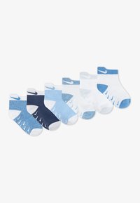 Juego de seis calcetines tobilleros en tonos azules y blancos. Presentan un puño acanalado y acentos en blanco en el talón y la punta. Fabricados en una mezcla de algodón.