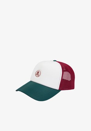 Gorra de camionero tricolor con visera verde oscuro, panel frontal blanco con un pequeño emblema de calavera y huesos cruzados, y paneles traseros de malla roja.
