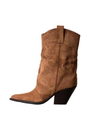 Botte de cowboy en daim marron avec motifs décoratifs cousus, bout pointu, languette de tirage et talon bloc empilé sur fond blanc.