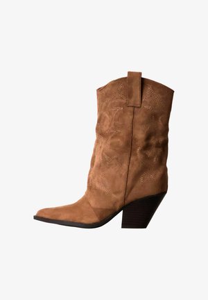 Botte de cowboy en daim marron avec motifs décoratifs cousus, bout pointu, languette de tirage et talon bloc empilé sur fond blanc.