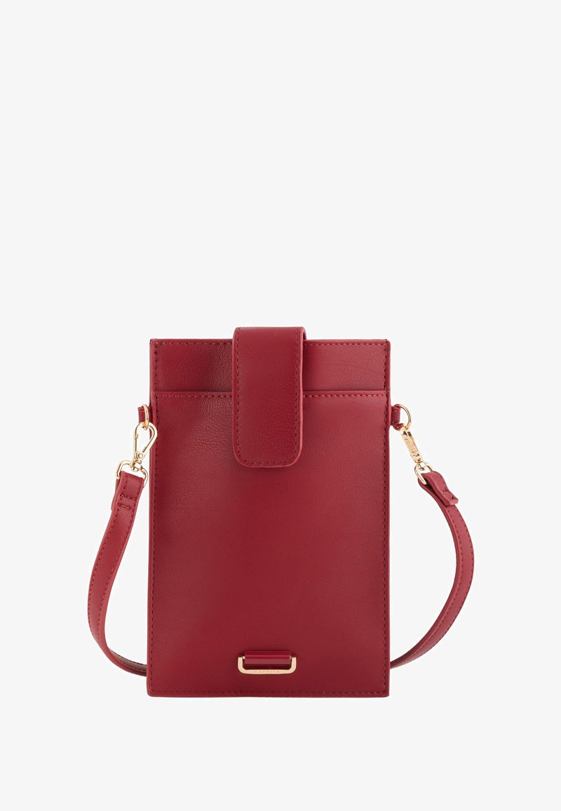 Röd läder crossbody-väska med en texturerad yta, med en framlucka som stängs med spänne, gyllene detaljer och justerbar axelrem.