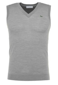 Pull sans manches gris à col en V avec une texture lisse, arborant un petit logo crocodile vert sur la poitrine. Design simple et classique.