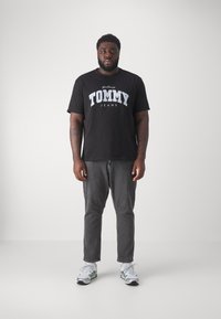 Tommy Jeans VARSITY TEE UNISEX - Camiseta estampada - black