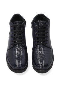 Námořnické modré boty s lesklým, texturovaným hadím vzorem. Mají černé tkaničky, kulatou špičku a gumovou podrážku.