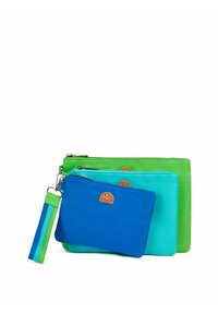 Tre sacche assortite in tonalità di blu, verde e turchese. Realizzate in tessuto liscio con chiusure a zip e dettagli con logo.