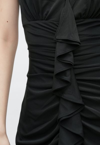 Fekete ruha, mely redőzött anyagból áll, álló ráncokkal, fodros díszítéssel az oldalon, sima, texturált megjelenéssel.