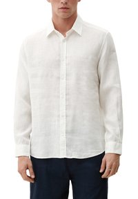 Weißes Leinenhemd mit langen Ärmeln, Knopfverschluss und klassischem Kragen. Hat eine lockere Passform und eine leicht zerknitterte Textur.