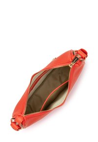 Rode leren clutch met ritsluiting. Heeft een binnenvoering van tan en een binnenvak. Gouden hardware accentueert het ontwerp.