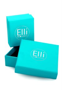 Caja de joyas turquesa con un acabado mate. Presenta un logo plateado "Elli WE ♥ JEWELS" en la parte frontal. Una caja está parcialmente abierta.