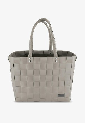 Graue gewebte Tragetasche mit rechteckiger Form, dicken Tragegriffen und silbernen Hardware-Akzenten. Hergestellt aus einem flexiblen Kunststoffmaterial.