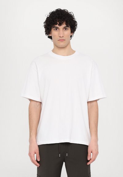 Hvid, kortærmet t-shirt med rund hals lavet af blødt stof; løs pasform med en glat tekstur og ingen synlige mønstre eller detaljer.