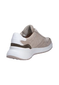 Baskets en daim beige avec semelle blanche et languette au talon, accent sombre près de la semelle, vues de côté arrière.