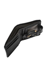 Portefeuille en cuir noir avec une finition texturée, plusieurs emplacements pour cartes, une fenêtre pour identification transparente et une fermeture en métal doré.