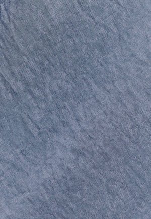 Kortsus laiguline helesinine teksariie tekstuur diagonaalsete kortsudega ja nähtava kangamustriga.