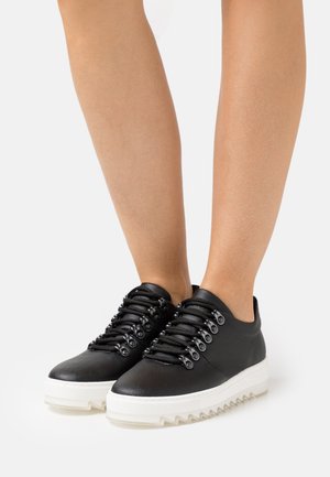 AMBER VEGAN - Sneakers laag - black