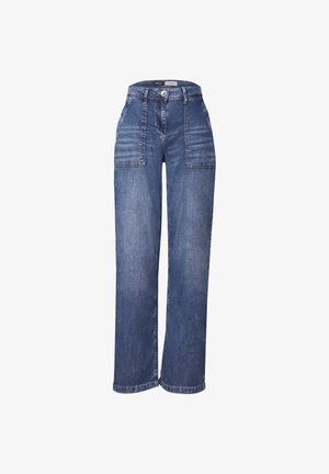 Pantalon large en denim bleu avec taille haute, poches avant et fermeture par bouton. Présente un léger délavage et des détails de couture.