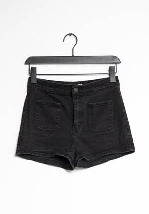 Svarta denimshorts med hög midja, med två framfickor, knappstängning och fransad nederkant.
