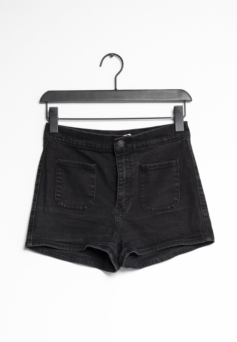 Pantalones cortos de mezclilla negra de tiro alto, con dos bolsillos frontales, cierre de botón y un dobladillo desgastado.