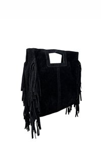 Czarna torebka zamszowa z frędzlami, o prostokątnym kształcie, z górnym uchwytem i gładką teksturą. Bez widocznych elementów metalowych ani wzorów.
