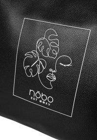 Zwarte leren tas met textuur, voorzien van witte lijntekeningen van een gezicht en bladeren, met de tekst "nōbo EST MMXV" onderaan. Rechthoekig ontwerp.