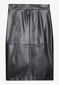 Jupe crayon en cuir synthétique noir avec des détails visibles de coutures horizontales et verticales, longueur genou et taille lisse.