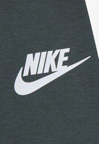 Nike Sportswear FUTURA WRAP PANT UNISEX SET - Dresside alumine osa - vintage green