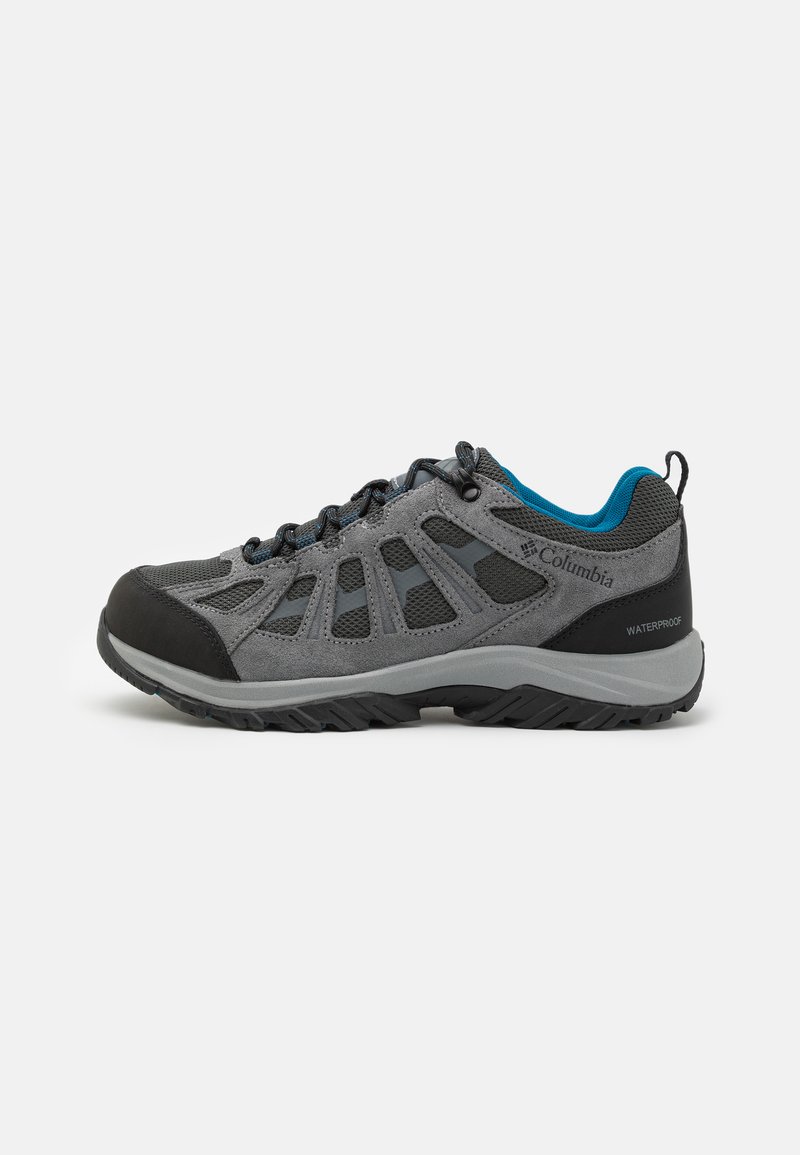 Shoe de caminhada impermeável cinza com parte superior em malha e camurça, bico em borracha preta, acentos azuis e uma sola de borracha texturizada para aderência.