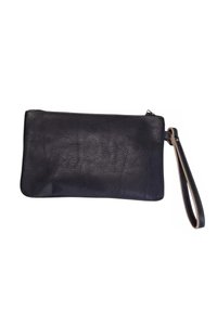 Clutch da polso in pelle nera con cuciture visibili e chiusura con zip, dotata di una tracolla ad anello per un facile trasporto.