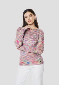 Többszínű kötött pulóver, kerek nyakkal, hosszú ujjakkal és texturált mintával, rózsaszín, kék és sárga árnyalatokban.