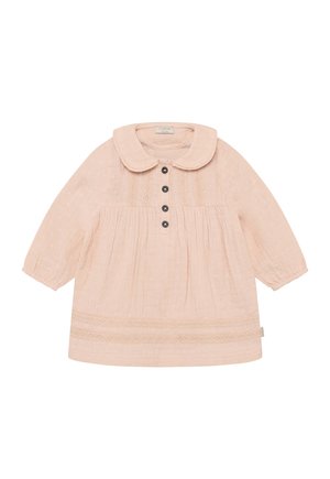 Lichtroze babyjurk met lange mouwen, Peter Pan-kraag, vier knopen aan de voorkant, kanten details en geplooide stof onder de borst.
