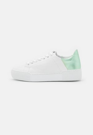 Biały niski sneaker ze sznurówkami i miętowozielonym metalicznym elementem na pięcie na jednolitym białym tle.