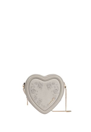 Hellgraue, herzförmige Handtasche mit Blumenstickerei, goldener Kette und kleinem goldfarbenem Markenlogo vorne.