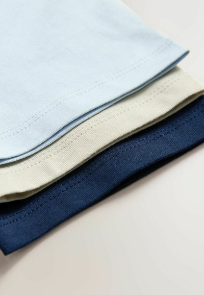 Drei übereinander gestapelte T-Shirts in blassem Blau, hellem Creme und Marineblau. Jedes Shirt zeichnet sich durch eine glatte Baumwollstruktur und einfache, saubere Säume aus.