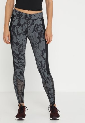 Zwarte en grijze legging met een marmerpatroon, voorzien van een hoge tailleband, soepel materiaal en mesh-paneel aan de zijkanten.