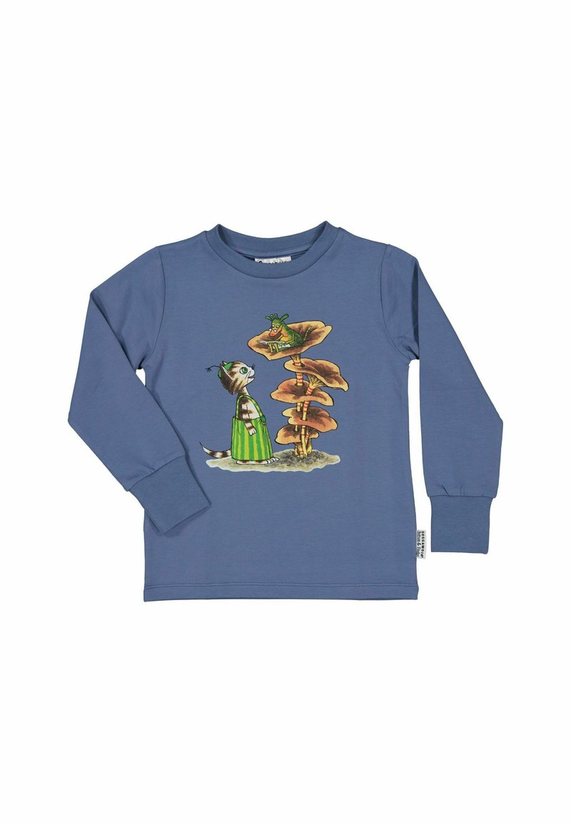 Blå långärmad skjorta med en tecknad katt i en grön klänning som tittar upp på en grön groda som sitter på staplade orange svampar.