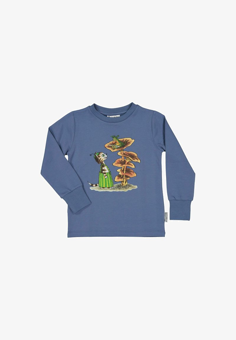 Blå långärmad skjorta med en tecknad katt i en grön klänning som tittar upp på en grön groda som sitter på staplade orange svampar.