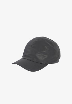 Sorte cap med en glat, skinnende tekstur. Har en rund krone og en stiv, let buet skygge. Ingen synlig branding eller mønstre.