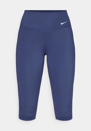 Leggings capri de culoare albastru marin, realizate dintr-un material elastic, cu o talie lată și un mic logo alb pe partea stângă. Fără cusături vizibile.
