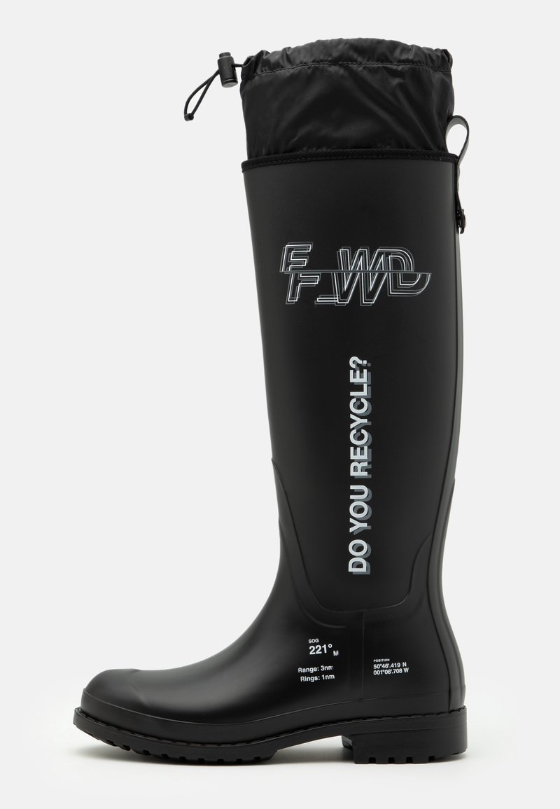 Botte imperméable noire haute avec cordon serré en haut, texte blanc « RECYCLER ? » et coordonnées de style navigation imprimées sur le côté.