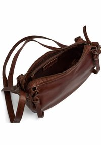 Borsa a tracolla in pelle marrone con chiusura a zip, due manici e dettagli annodati sui lati. L'interno è foderato in modo liscio.