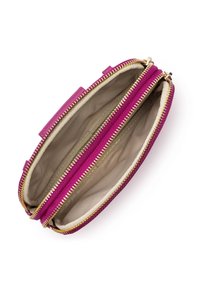 Portafoglio rosa in pelle con zip, caratterizzato da due scomparti con cerniere in tono oro. L'interno è foderato in un tessuto beige chiaro.