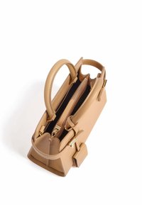 Borsa in pelle marrone chiaro con due manici superiori, chiusura con zip e un piccolo tag attaccato. Presenta un materiale testurizzato e una forma strutturata.